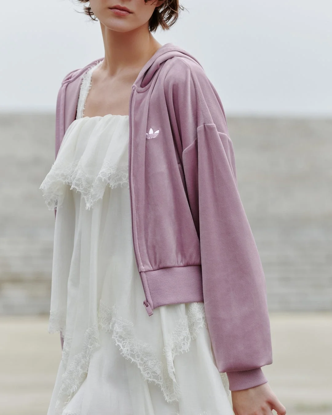 ピンクのベルベットパーカーを着用した女性のファッションスナップ
