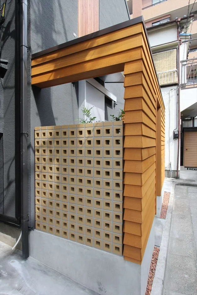 建築、外観、デザイン、ブロック塀、木材、ルーバー、スクリーン、現代住宅、路地、プライバシー