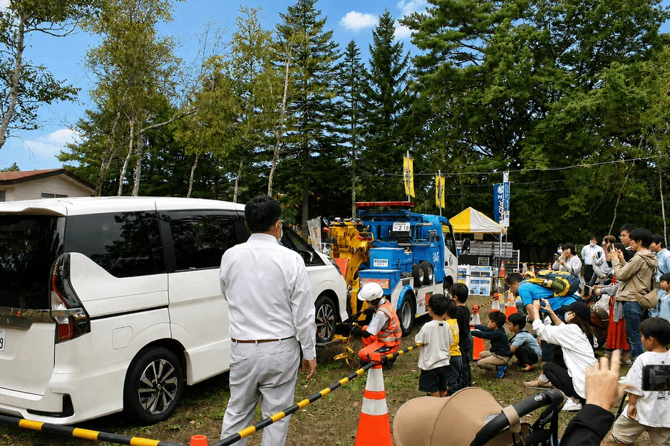 JAFレッカー車が実演する様子