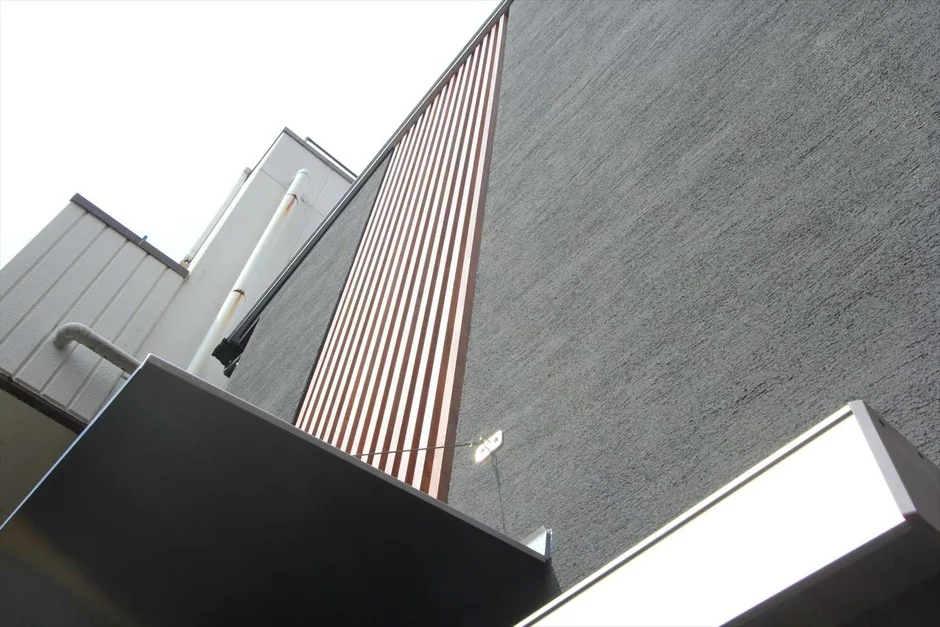 建物、外壁、建築、モダン、グレー、ルーバー、質感、構造、都市、デザイン