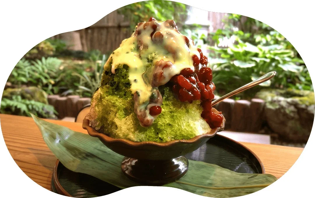 抹茶と小豆がたっぷりかかったかき氷が、自然豊かな庭園を背景にした和風の器に盛り付けられています。