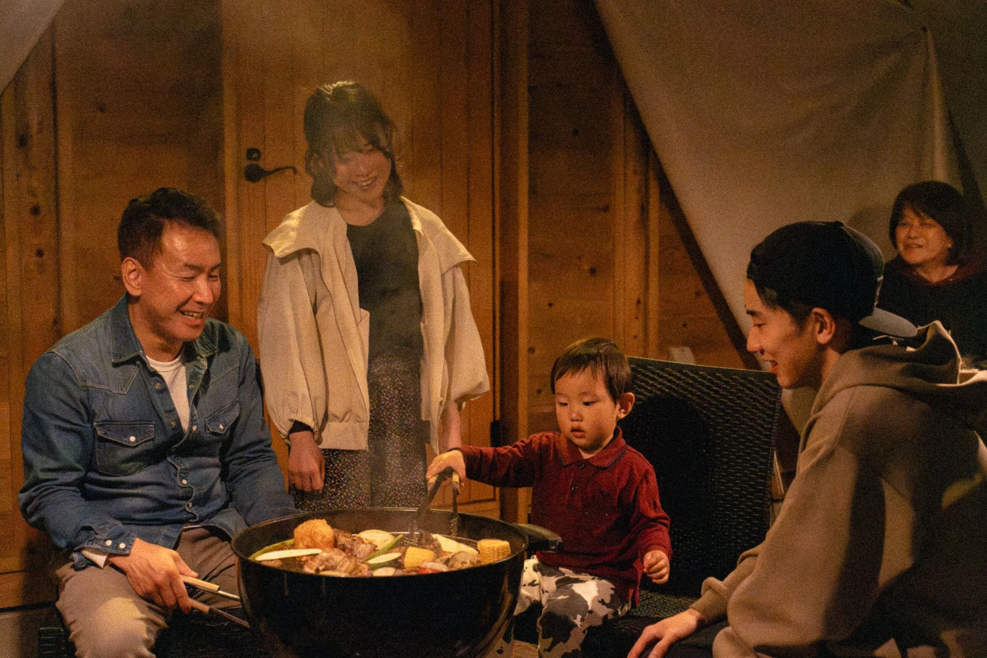 家族で鍋料理を囲む様子