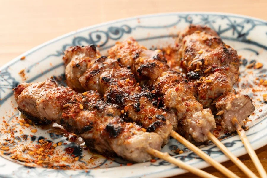 香辛料がたっぷりかかった串焼きの肉