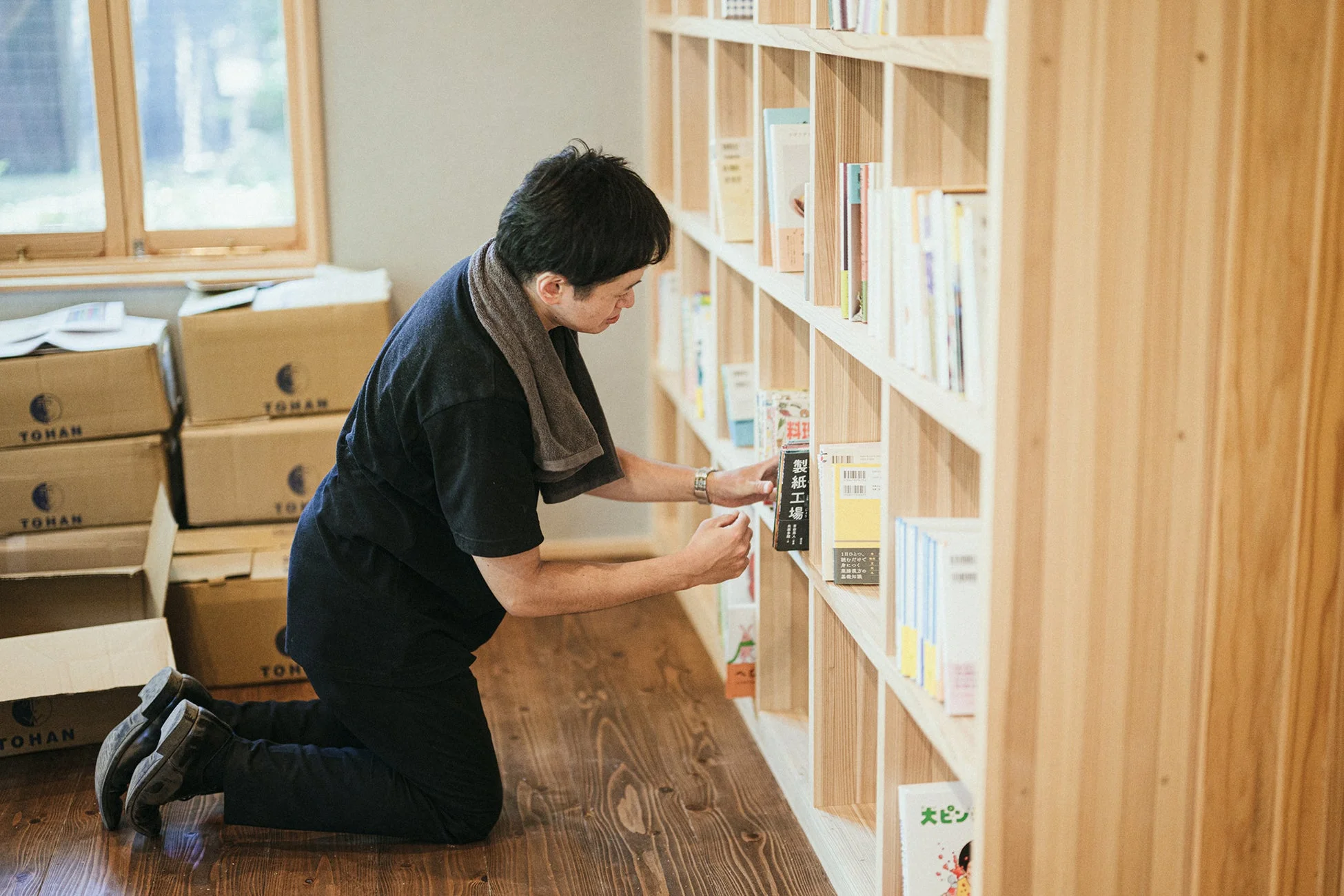 男性が本を並べている様子
