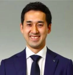 紺色のスーツと白いシャツ、ネクタイを着用した男性のポートレート