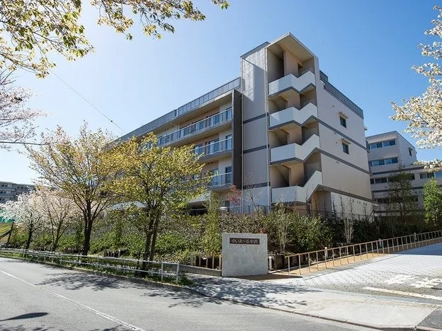 建物,集合住宅,マンション,春,桜,新緑,木々,道路,快晴,青空,日本,施設,さくら・さくの家