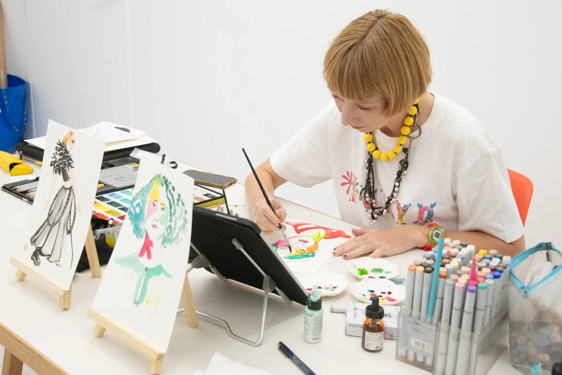 水彩画を描く女性