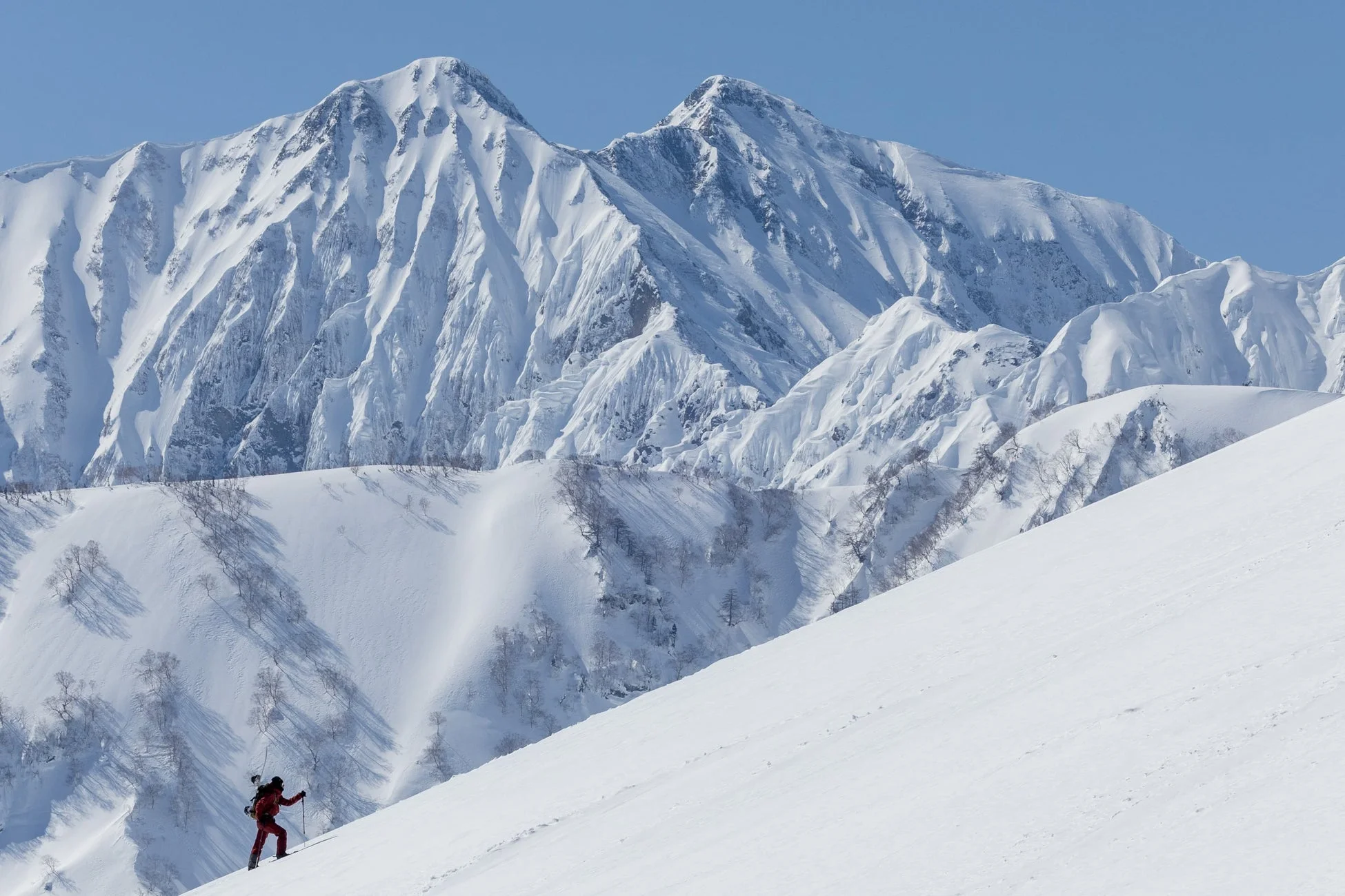 雪山を登る登山者