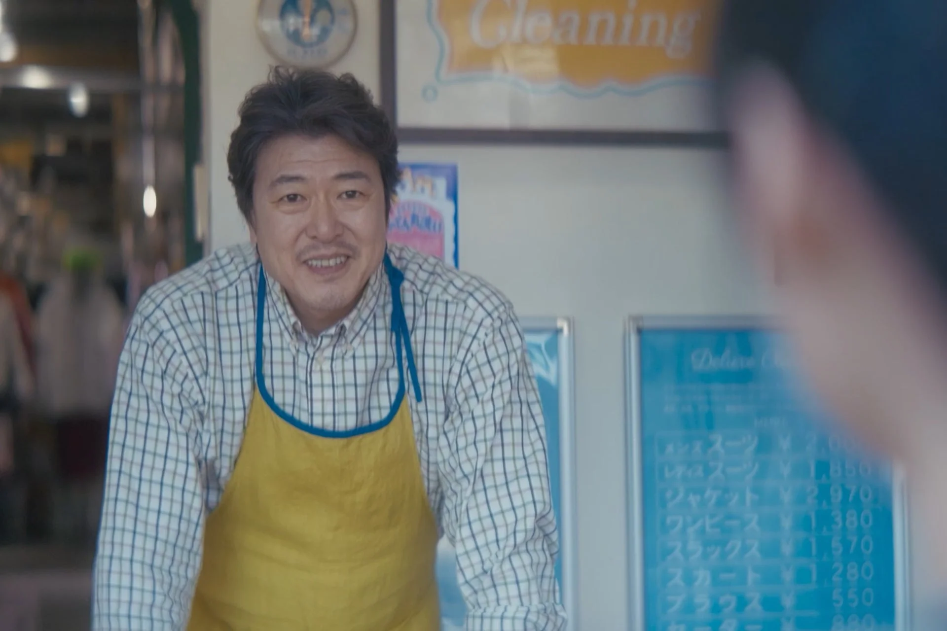 クリーニング店の男性店員