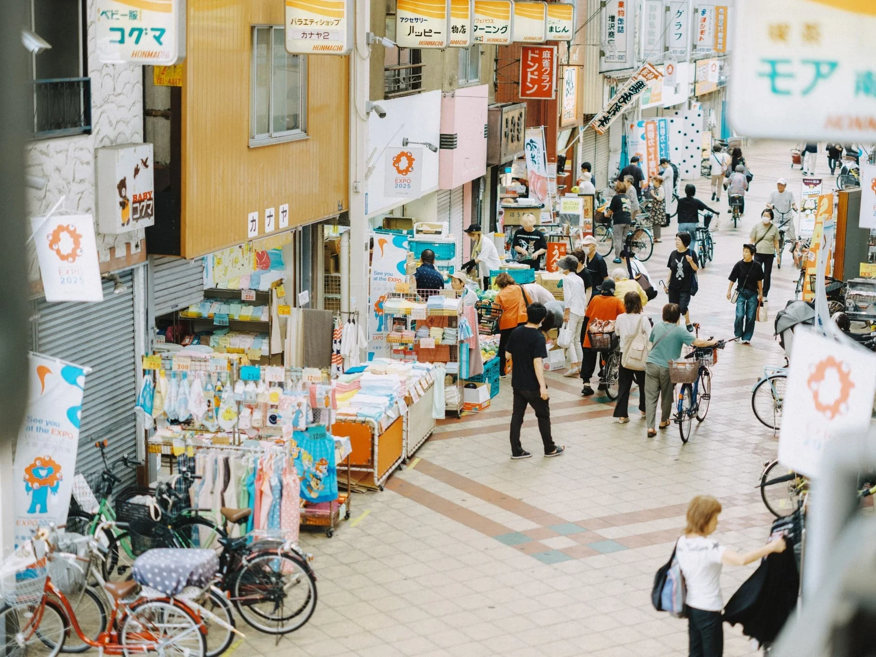 日本の賑やかな商店街の日常風景