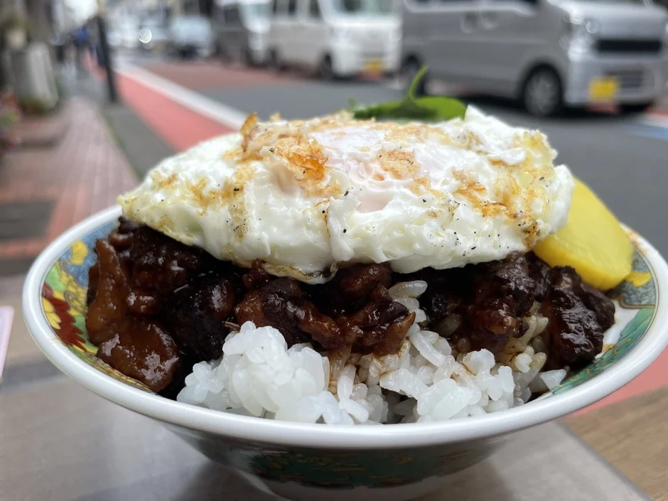 魯肉飯と目玉焼き