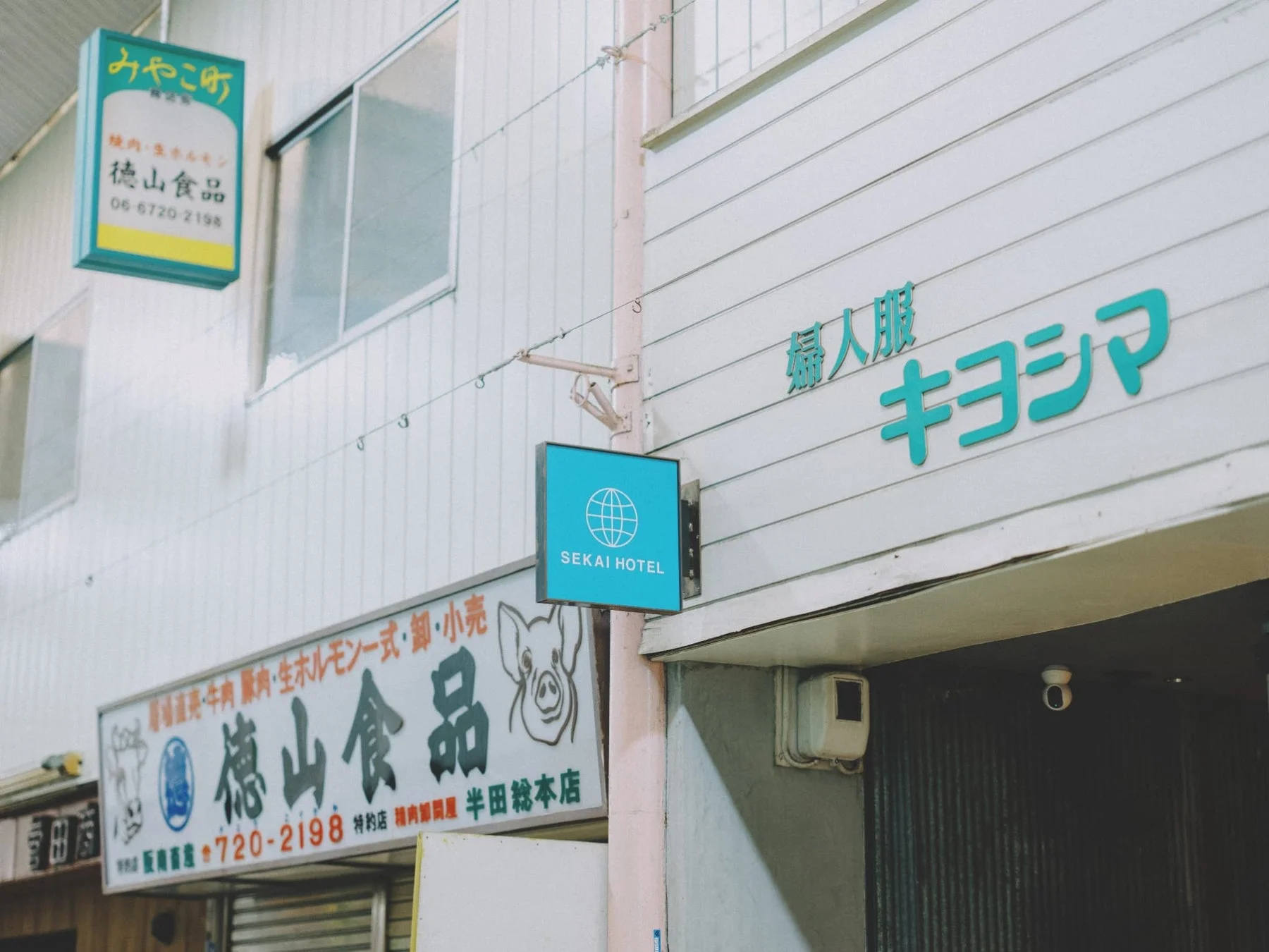 日本の街並みに並ぶ複数の店舗の看板