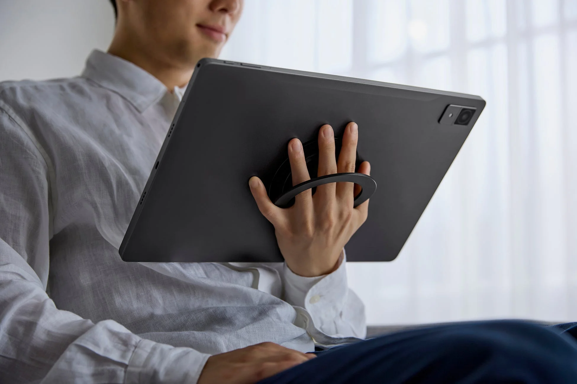 タブレットリングを装着して持つ手元