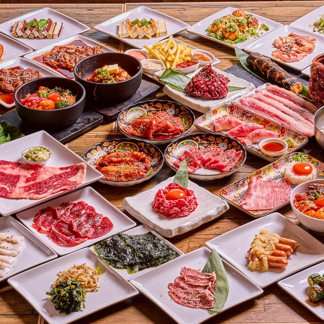 焼肉と様々なサイドメニューが並んだ食卓