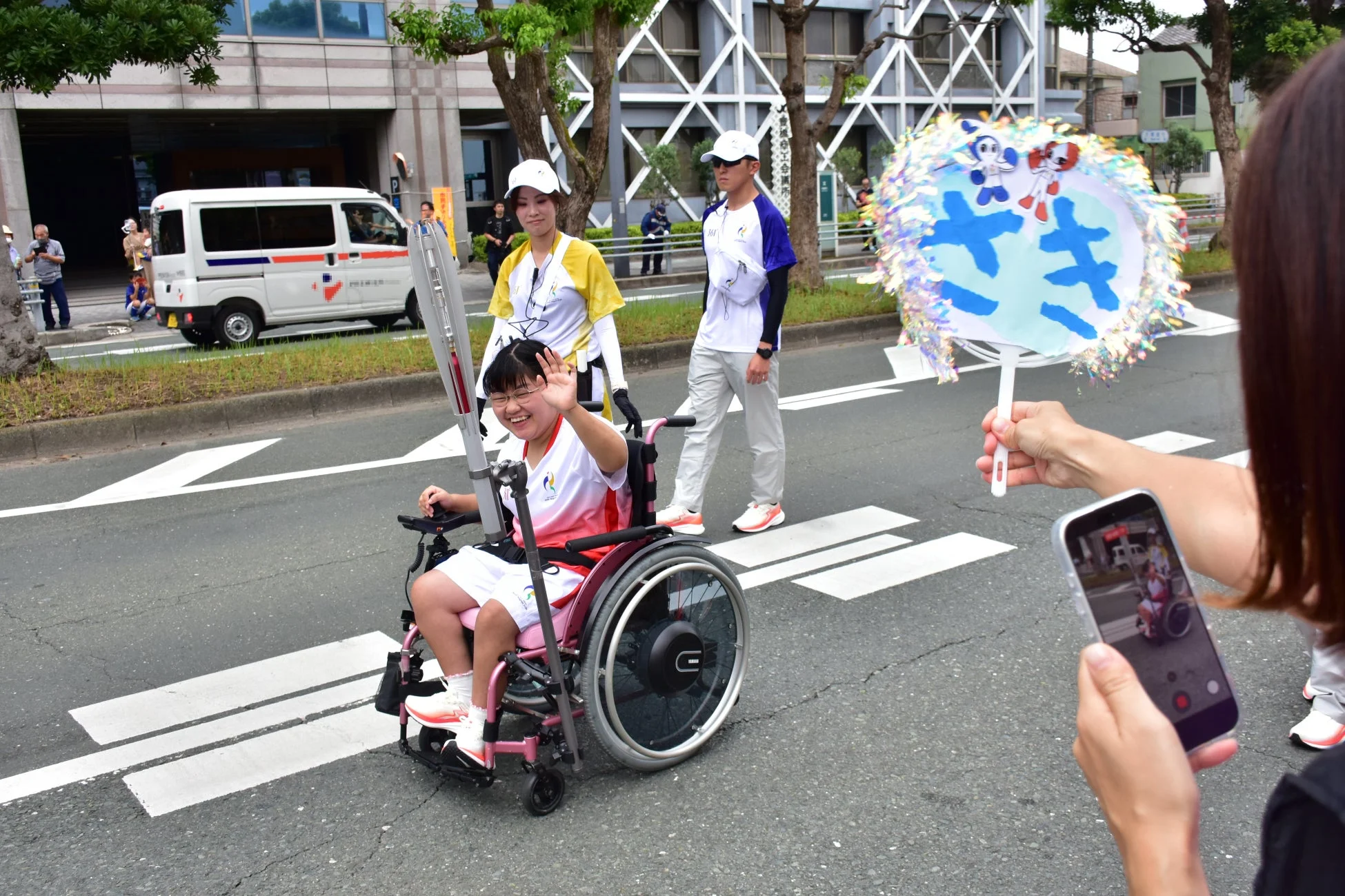 車いすの聖火ランナー
