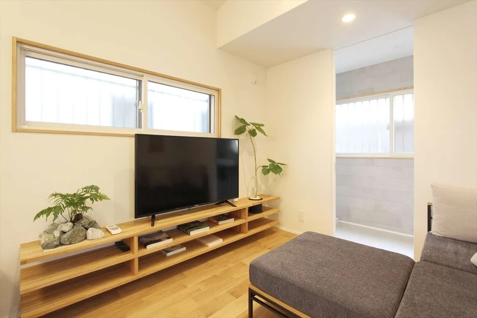リビング、テレビ、テレビボード、木製家具、観葉植物、モダンインテリア、ナチュラルテイスト、明るい部屋、シンプルな暮らし、窓