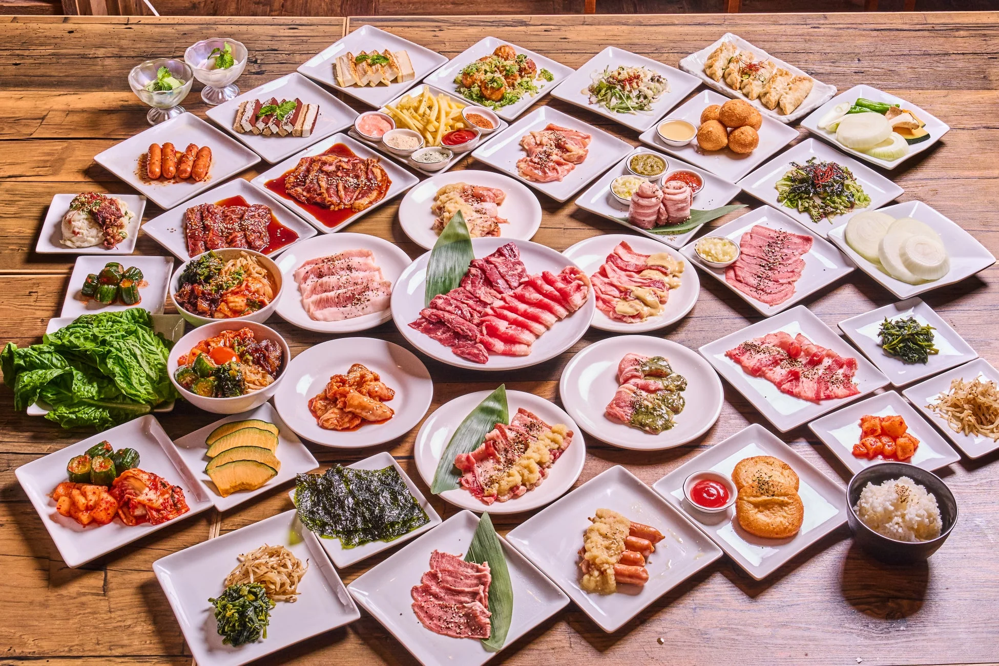 様々な焼肉とサイドメニューが豪華に並んだ食卓