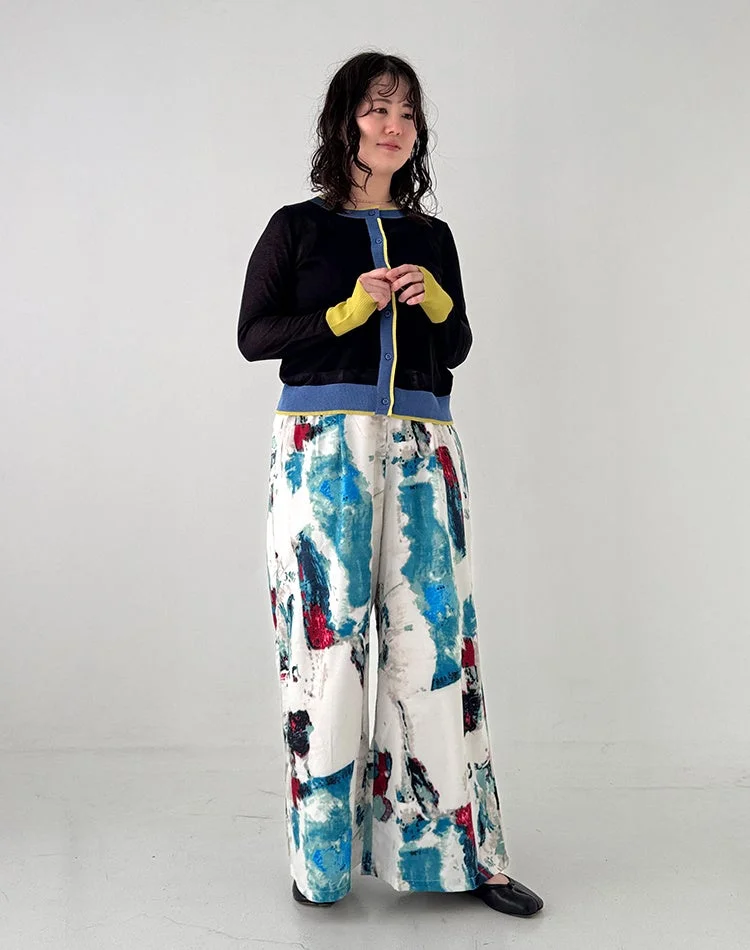 ファッション、女性、ポートレート、カーディガン、ワイドパンツ、柄パンツ、カジュアル、抽象柄、全身、スタジオ撮影