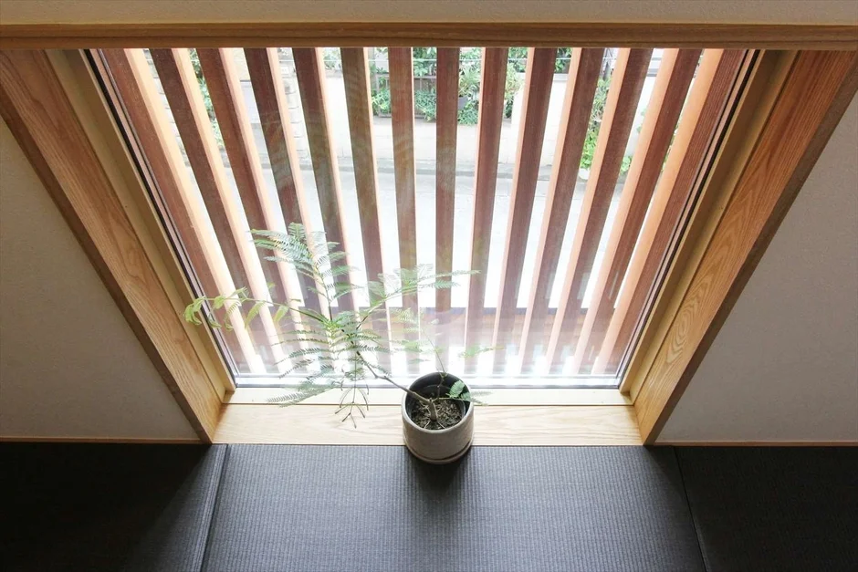 窓、木製ルーバー、観葉植物、室内、和モダン、自然光、シンプル、インテリア、鉢植え、緑