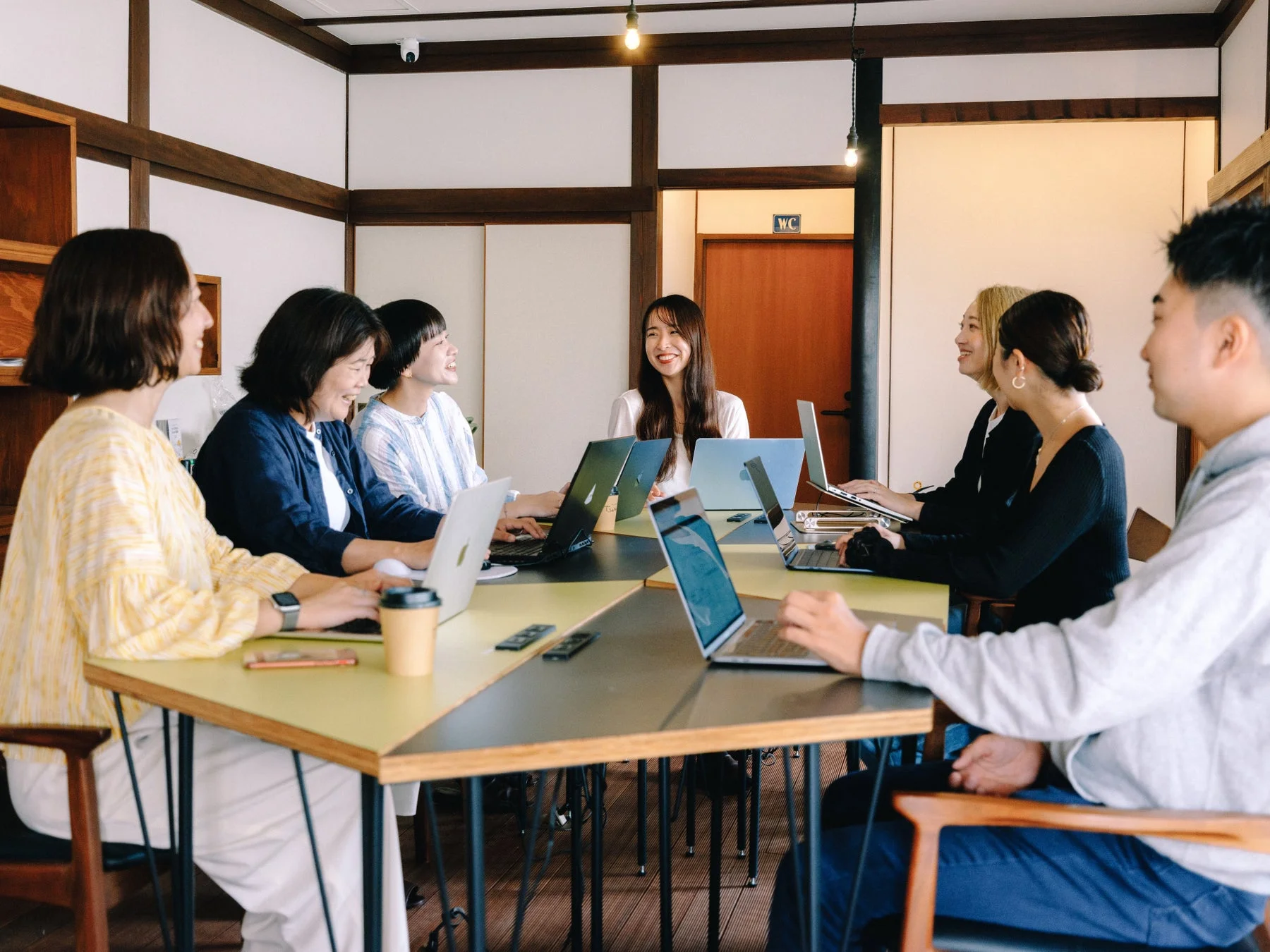 会議室での集合写真