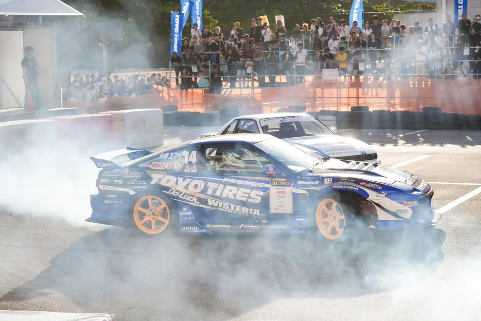 ドリフト競技中の車