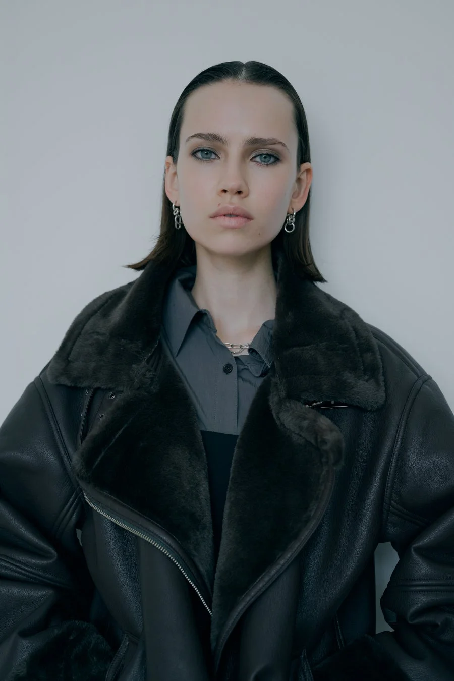ダークカラーのムートンジャケットを着用した女性のポートレート