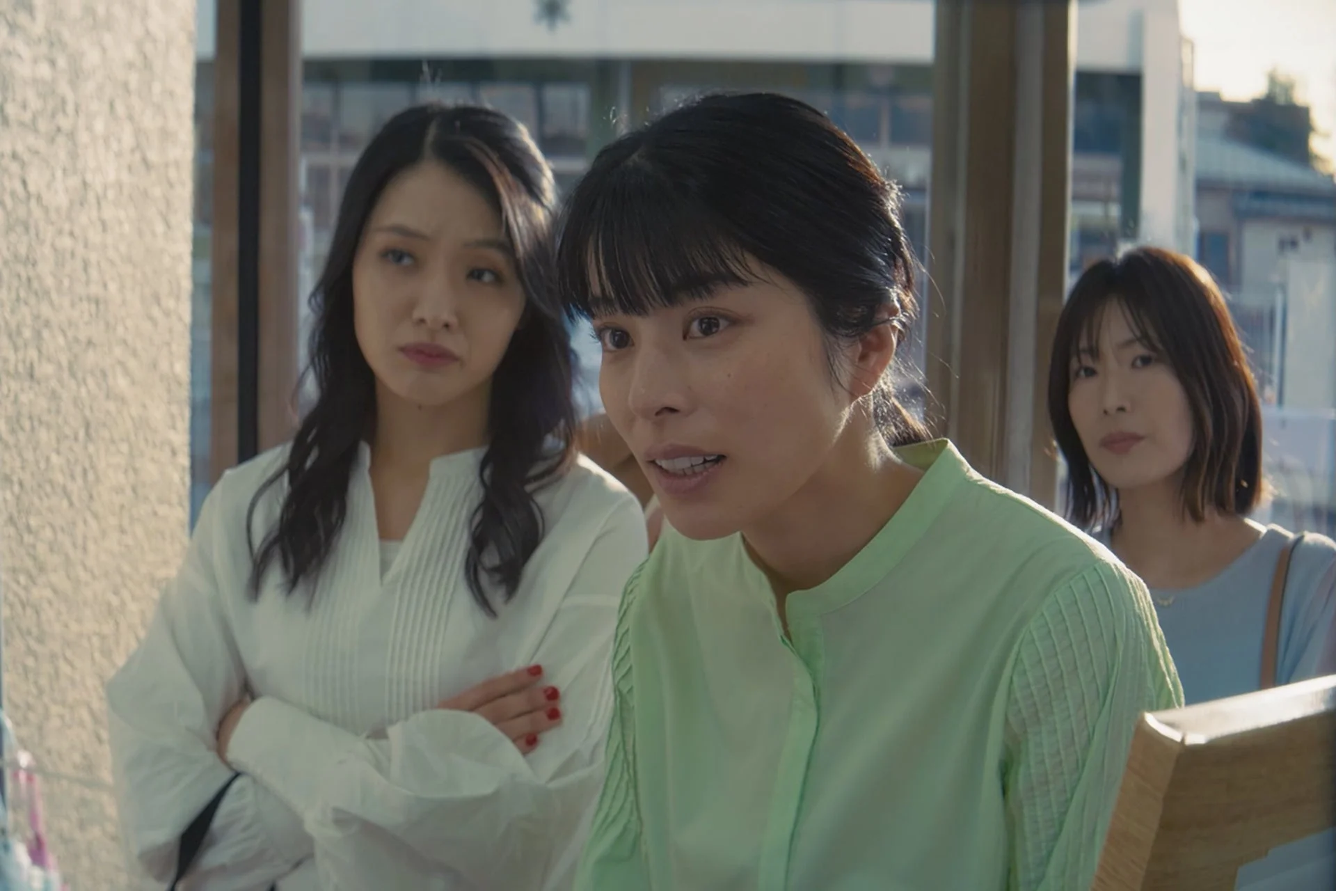 会話する女性三人