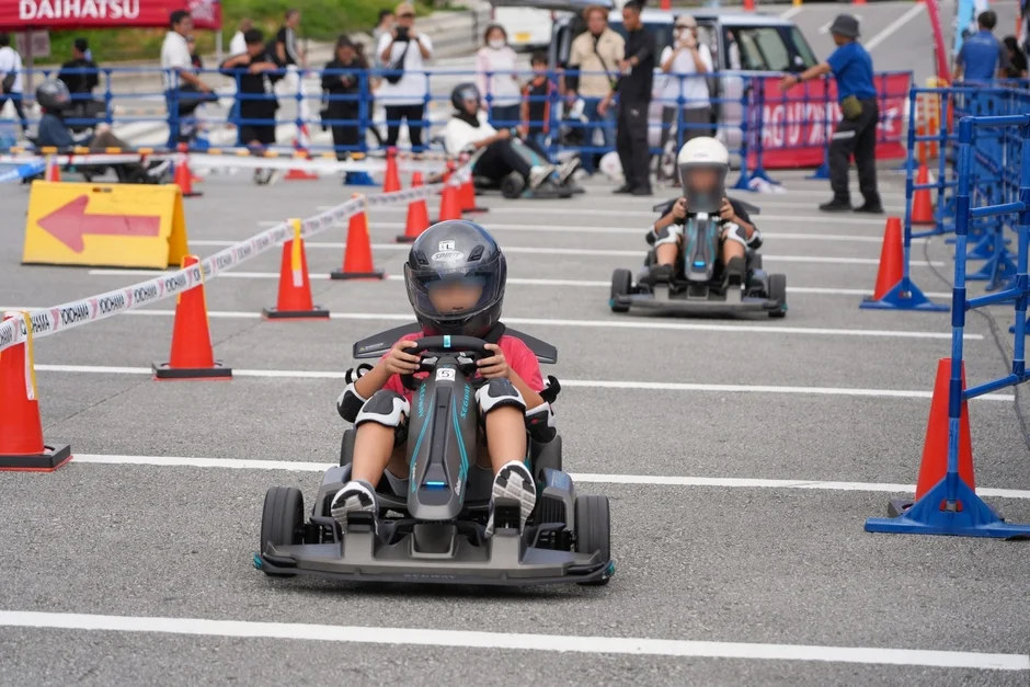 子供たちがゴーカートを運転している様子