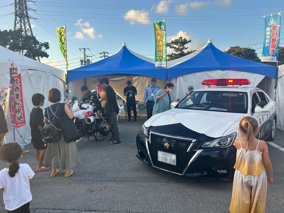 パトカーや白バイを見学する子供たち