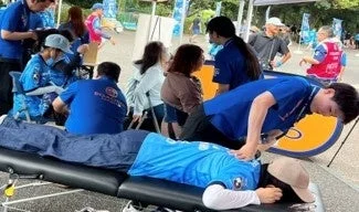 屋外でマッサージを受けている様子