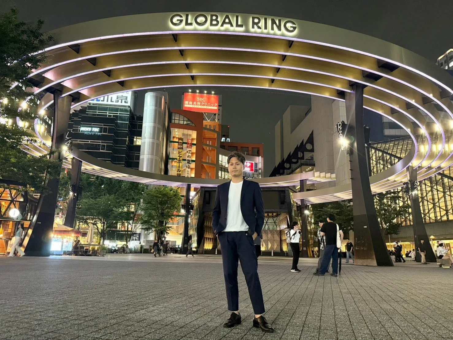 夜の池袋西口公園GLOBAL RINGに立つ実行委員長・宮坂庸之さん