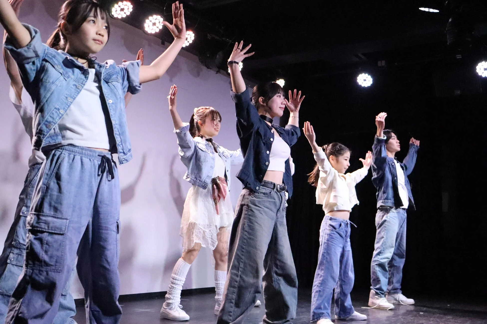 ダンスパフォーマンスをする若者たち