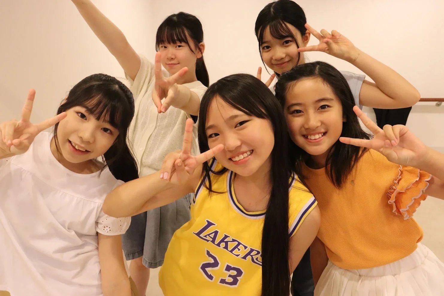 笑顔でピースサインをする女の子たち