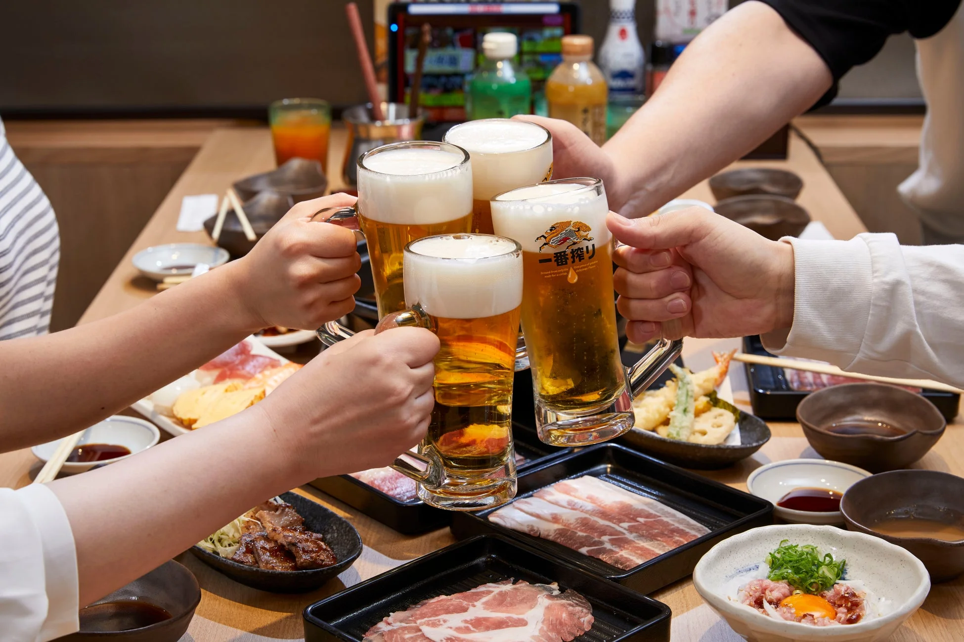 和食さとで食事を楽しむ人々