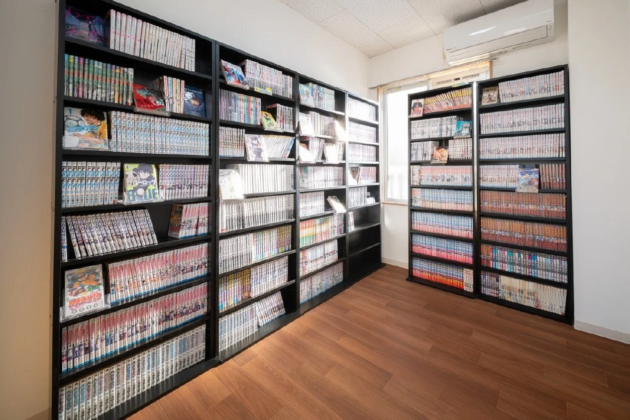 大量の漫画がぎっしりと並べられた漫画ルーム
