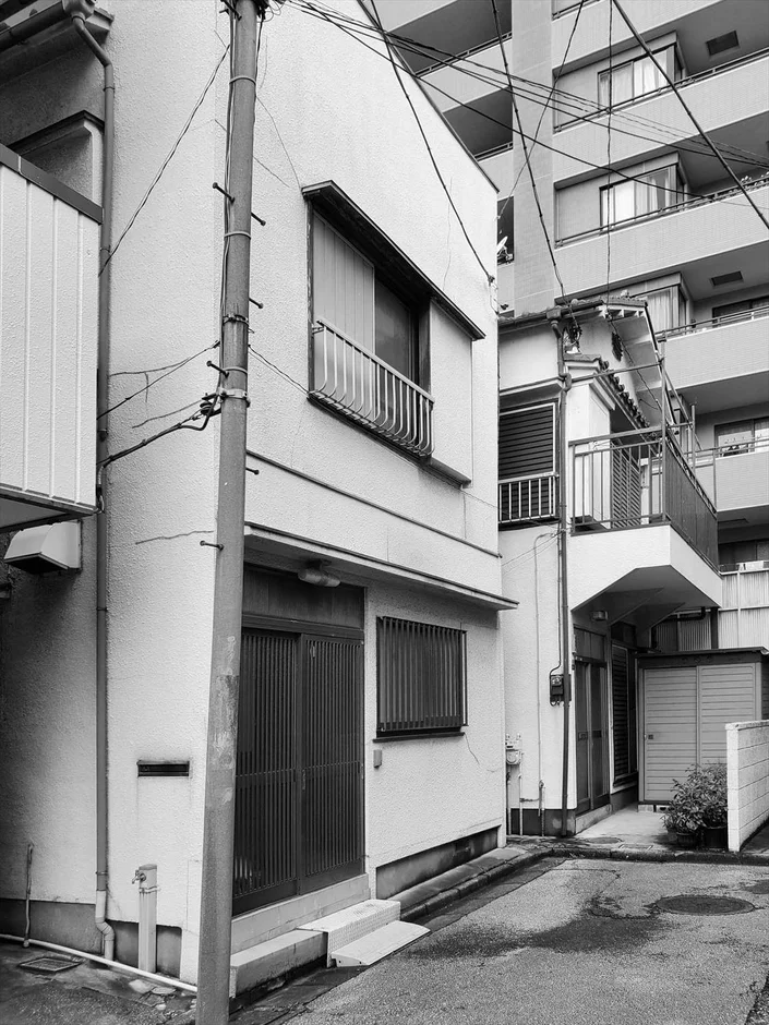 日本の風景、住宅街、路地、電線、電柱、白黒写真、都市景観、アパート、家屋、密集