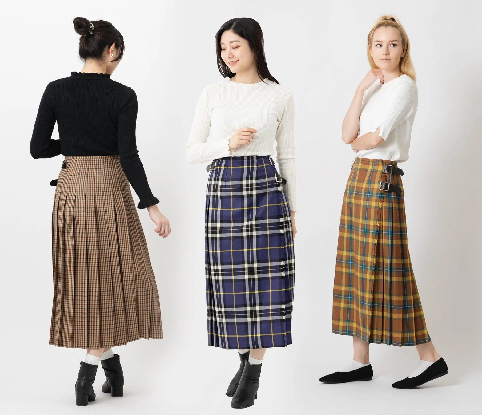 モデルがチェック柄ロングスカートを着用