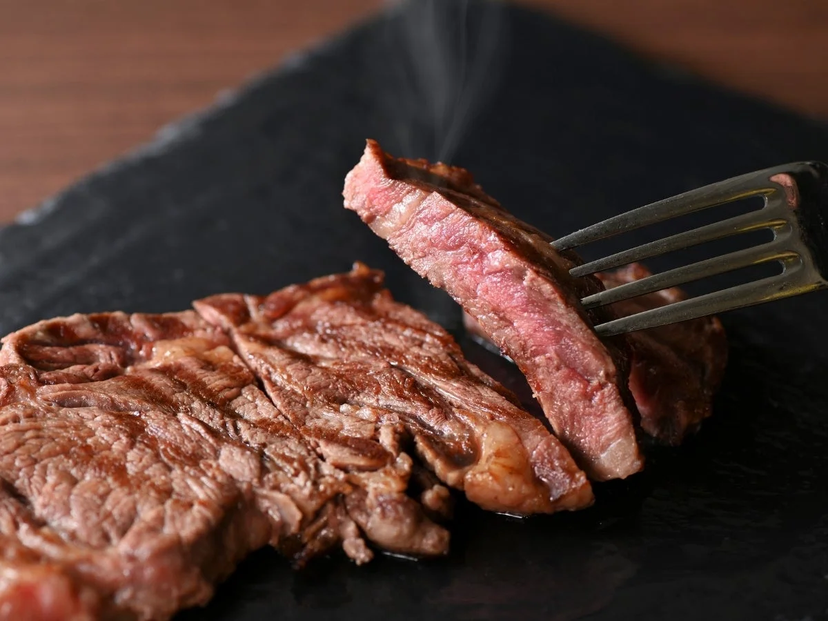 焼きたてのステーキ