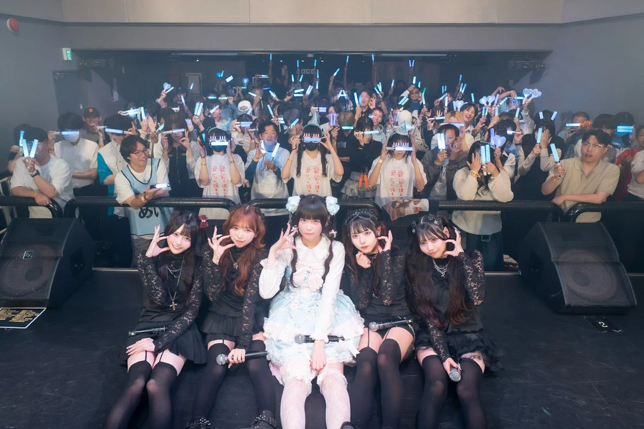 黒衣装のCURE'Tメンバーとペンライトの海