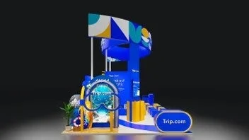 Trip.comのロゴが特徴的な、青と黄色を基調としたモダンなデザインの展示ブース。スライドやダイビングゴーグルを模した装飾があり、旅行や水辺のレジャー、アクティビティを想起させる。