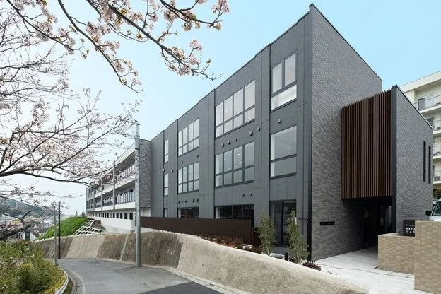 建物,現代建築,桜,春,外観,グレー,街並み,坂道
