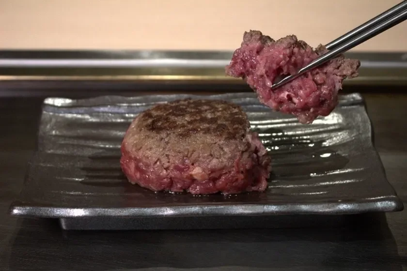 焼き上がったハンバーグと箸