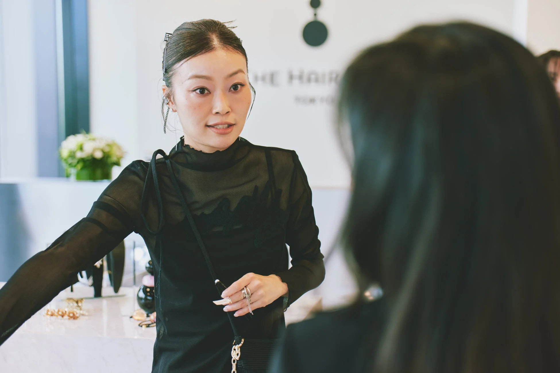 店内でスタッフとお客様が会話する様子