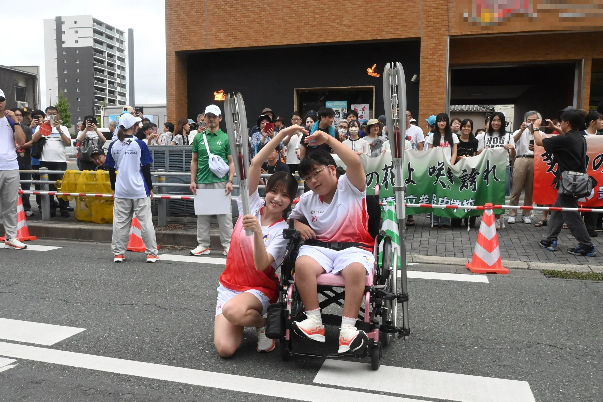 応援を受ける車いすのランナーと友人