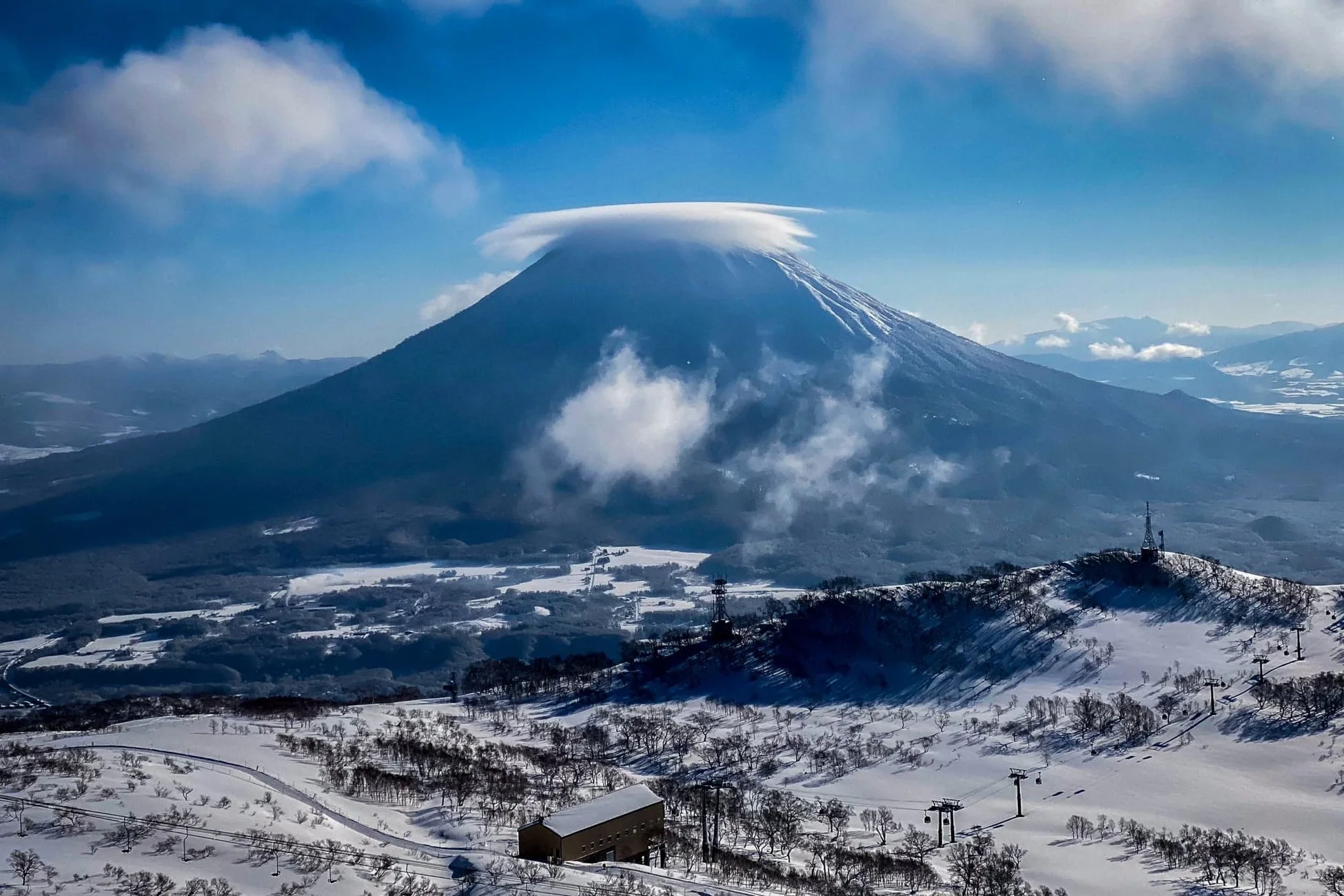 羊蹄山とスキー場