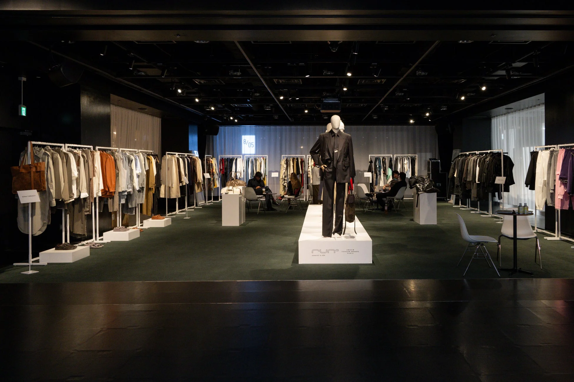 モダンで広々としたファッション展示会場の様子