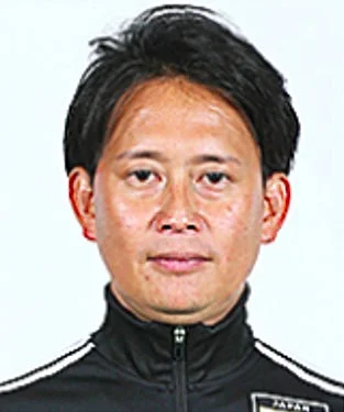 黒いスポーツウェアを着用したアジア人男性の顔写真