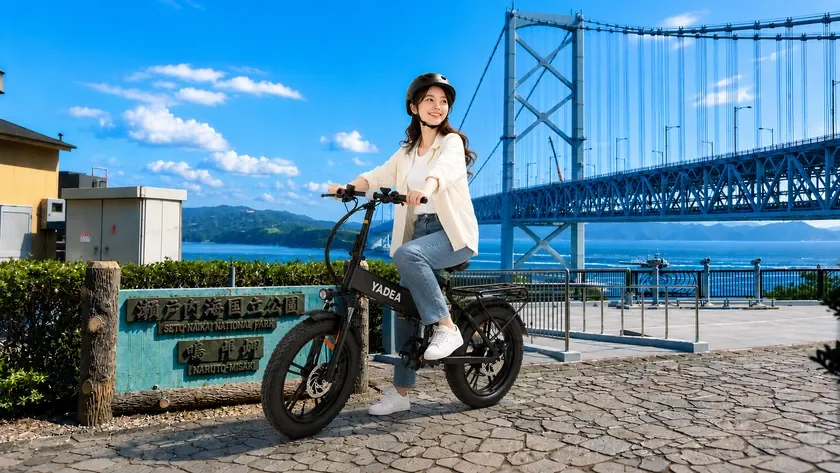 YADEAの電動アシスト自転車に乗る女性