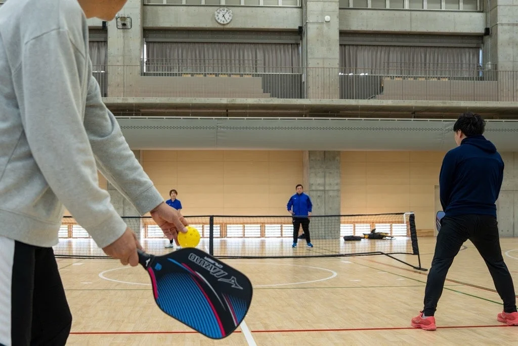 ピックルボールをプレイする人々