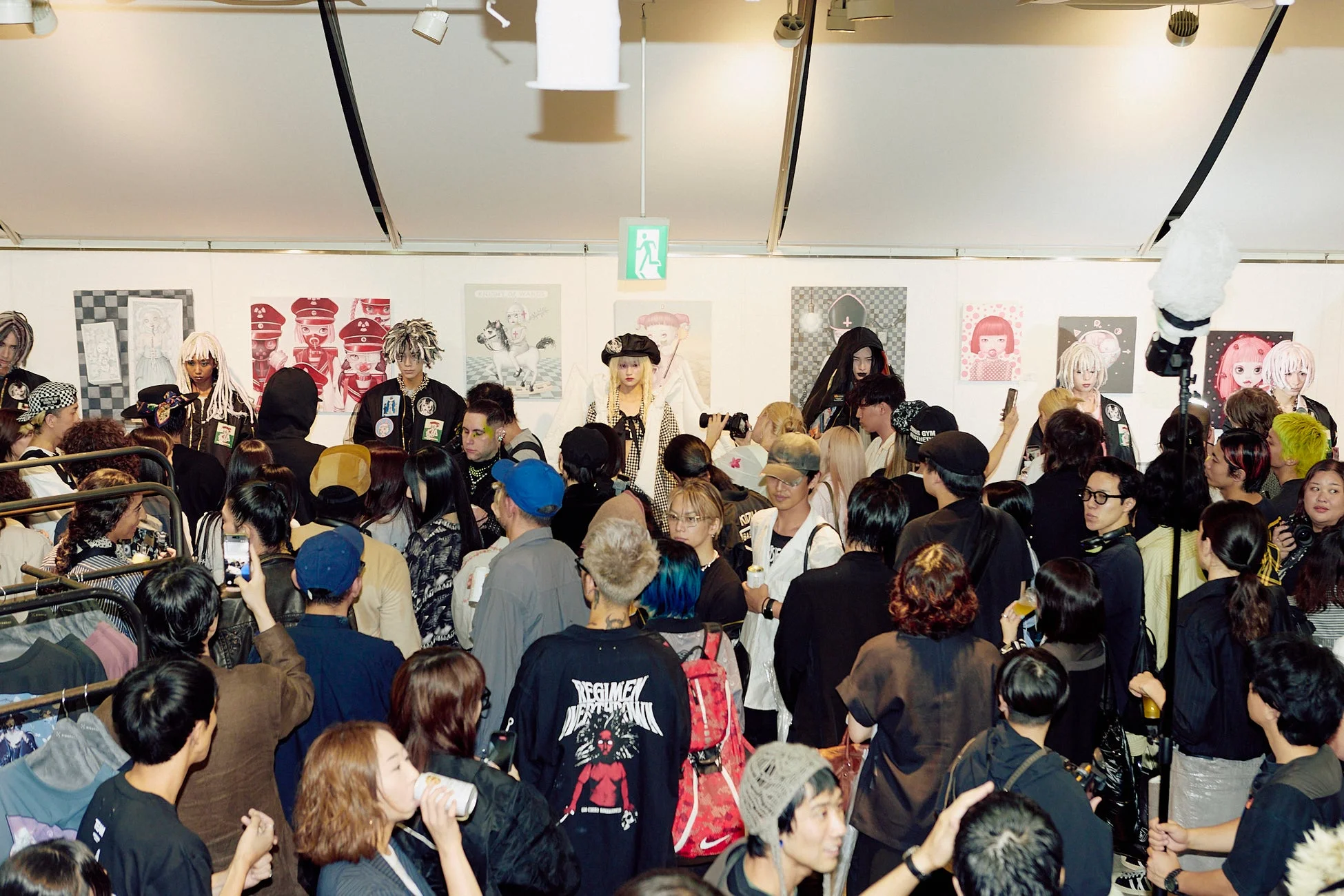 多くの人々で賑わう屋内イベントの様子
